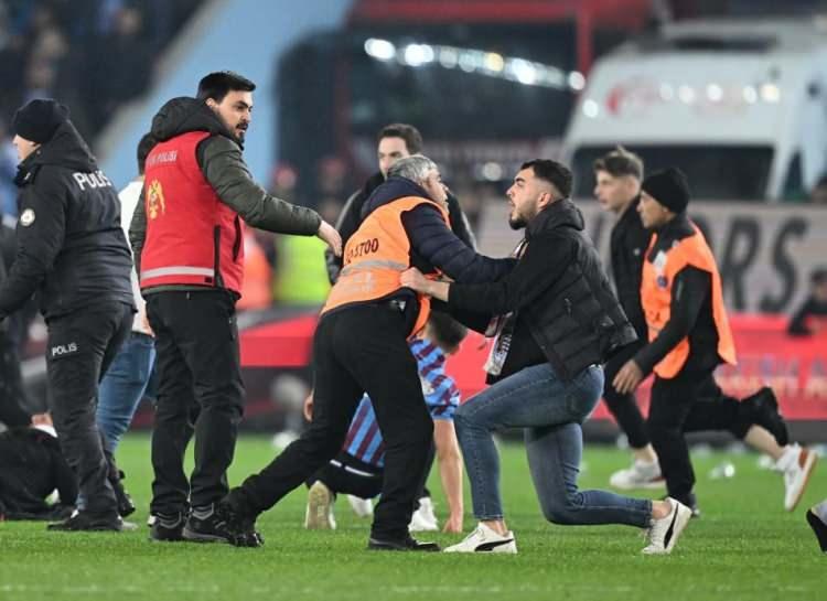 <p>RMC SPORT/FRANSA<br />
<br />
"Türkiye: Saha işgalinin ardından Trabzonspor'da inanılmaz şiddet içeren kaos sahneleri."</p>
