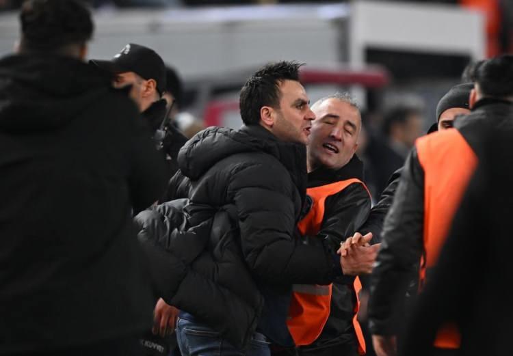 <p>KICKER/ALMANYA<br />
<br />
Türkiye'de skandal: Trabzonspor taraftarları sahaya hücum edip, Fenerbahçe oyuncularına saldırdı.</p>
<p>Geçmişte Türk futbolu benzer olaylarla olumsuz manşetlere çıkmıştı. Hakem Meler’e geçen Aralık ayında oynanan maçta Ankaragücü Kulübü Başkanı Faruk Koca saldırmıştı. Koca'ya federasyondan ömür boyu men cezası verilirken, yaşananlar üzerine Süper Lig'e ara verilmişti.</p>