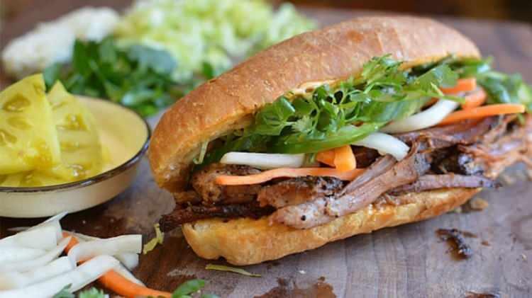 <p><span style="color:#B22222"><strong>4. BANH Mİ/ VİETNAM</strong></span></p>
<p><strong>İçi yumuşak dışı gevrek kısa dolgulu bir baget ekmektir. İçerisi et ve denizaltı sandviçi gibi lezzetli malzemelerle doldurulur</strong></p>