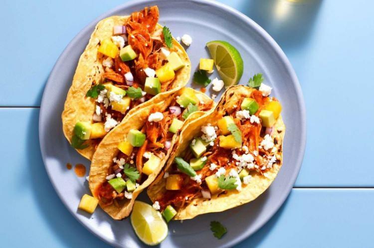 <p><span style="color:#B22222"><strong>8. TACOS AL PASTOR / MEKSİKA</strong></span></p>
<p><strong>Arap kökenli Meksikalılar tarafından geliştirilmiş bir tür tacodur. Kuzu ya da domuz etinden yapılmaktadır.</strong></p>