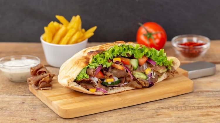 <p><strong>10. TOMBİK DÖNER / TÜRKİYE</strong></p>
<p><strong>Özel baharatlarla iyice terbiye edilen dövülmüş bir etin, şişe takılarak yapılmasıyla oluşur. Dönerler ince ince kıyıldıktan sonra özel hazırlanan tombik ekmeğin içine müşterinin tercihine bağlı olarak domates, soğan, marul veya diğer çeşitli sebzeler ve soslar gibi ek malzemeler konularak servis edilir.</strong></p>