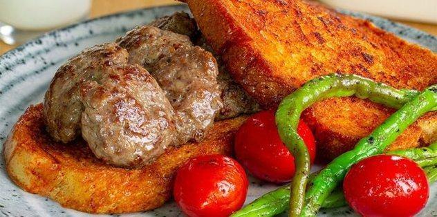 <p><strong>Türkiye'den ayriyeten , 19'uncu sırada döner kebap yer aldı. 29'uncu sırada da ıslama köfte kendine yer buldu.</strong></p>