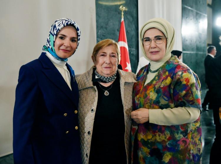 <p>"Bizim insanımızın zihinsel ve manevi kodlarına işlenmiş olan büyüklere hürmet, ne bir güne ne bir haftaya sığar. Nesiller arası kurduğumuz derin muhabbeti yaşamın bütününe yaymayı başarmış bir millet olmakla iftihar ediyoruz. Sizlerin yeri, hepimizin kalbinde en müstesna köşededir. Allah sizleri başımızdan eksik etmesin."</p>
