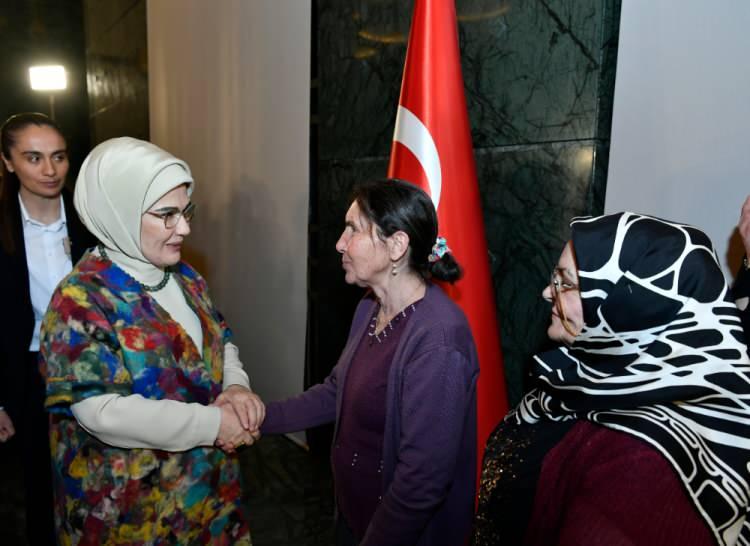 <p> Başı rahmet, ortası mağfiret, sonu ebedi azaptan kurtuluş olan Ramazan-ı Şerif'inizi bir kez daha tebrik ediyorum. Aile ve Sosyal Hizmetler Bakanlığı başta olmak üzere, organizasyonda emeği geçen herkese şükranlarımı sunuyorum." ifadelerini kullandı.</p>
<p> </p>