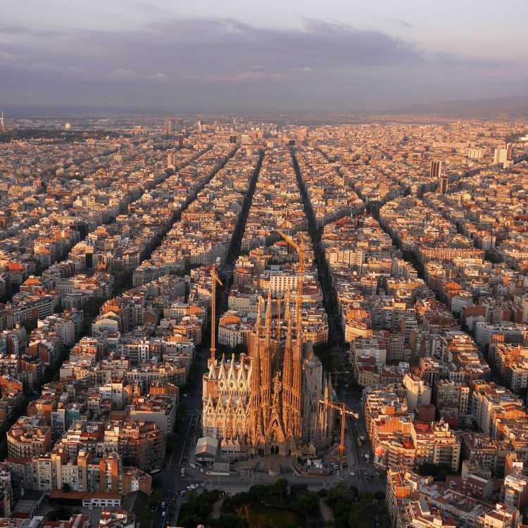 <p><strong><span style="color:#B22222">3)  BARCELONA</span>  |  İSPANYA</strong></p>
