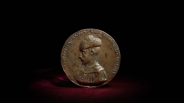 <p><em><strong>Londra'daki Bonhams Müzayede Evi'nde İslam ve Hint eserlerinin satışa çıkarıldığı açık artırmada Osmanlı dönemine ait çok sayıda eser de alıcısını buldu.</strong></em></p>
<p> </p>