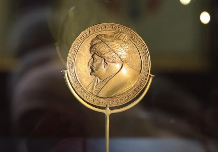 <p>Bonhams Müzayede Evi, açık artırma sonucu satılan eserlerin arasında madalyona yer vermedi. Müzayede evinin yaptığı açıklamada, 1,4 milyon sterlinlik teklifin satış için belirtilen rezerv fiyatın altında kaldığı ve bu nedenle satışın gerçekleştirilmediği kaydedildi.</p>
<p> </p>