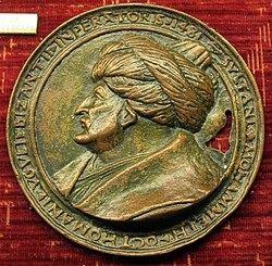 <p>Üzerinde yer alan delik nedeniyle boyna takıldığı ya da bir yere asıldığı düşünülen madalyonun, tılsım amaçlı kullanıldığı iddiası da Bonhams'tan paylaşılan bilgiler arasında.</p>
