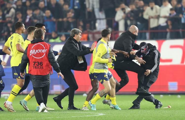 <p>Son zamanlarda yaşanan gelişmeler nedeniyle Fenerbahçe Kulübü, ligden çekilme de dahil alınacak aksiyonların değerlendirileceği olağanüstü genel kurul kararı aldı.</p>
