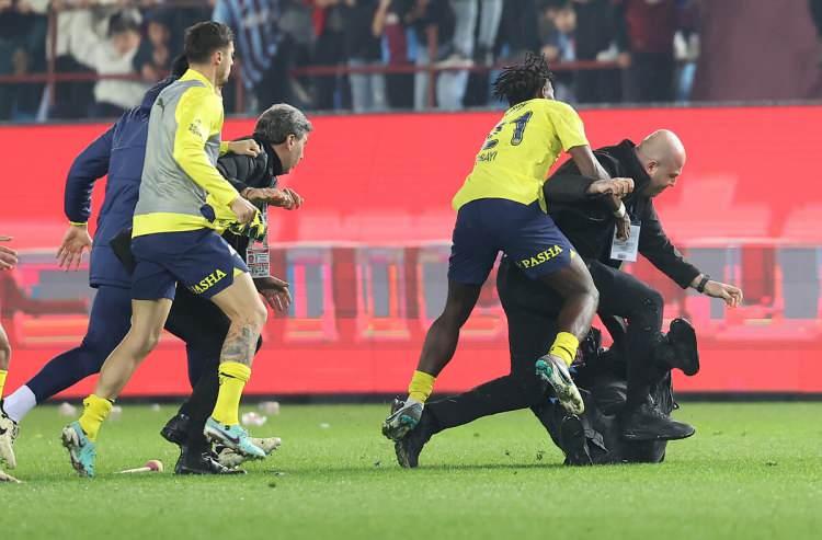 <p>Fenerbahçe Başkanı Ali Koç, <strong>"Gerekirse bir alt lige düşeceğiz. Her gün ölmektense bir gün öleceğiz. Gerekirse 1 sene oynar, çıkarız"</strong> ifadelerini kullandı.</p>
