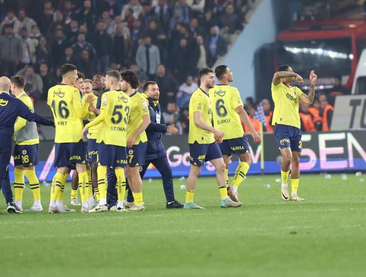 <p><strong>Ligden çekilirse ne olacak?</strong></p>
<p>1 -Peki Fenerbahçe ligden çekilirse ne olacak? Öncelikle sarı lacivertlilerin ligden direkt çekilmesi durumunda sadece bir alt lige değil, amatör lige kadar düşürülebileceği iddia ediliyor. Fakat sarı lacivertliler, ligde önümüzdeki maçlara çıkmayı reddetmesi durumunda, ligden çekilmediği sadece maçlara çıkmadıkları için bir alt lige düşürülme durumu var</p>