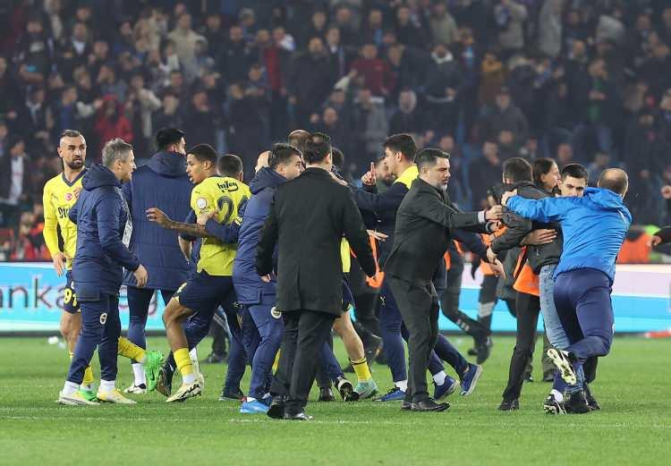<p>3- Fenerbahçe'nin Avrupa'daki puanları kazanılmış hak olarak ülke puan hanesinde kalacak. Juventus küme düştüğünde de puanları ülke puan hanesinde sabit kalmıştı.</p>