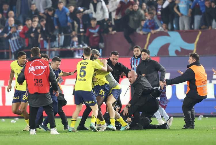 <p>5- TFF, Fenerbahçe'nin Avrupa kupalarına katılmasına izin vermezse mevcut puan durumunda Şampiyonlar Ligi ön elemesine ligi üçüncü sırada tamamlayan takım katılacak. Beşinci konumda olan ekip ise Konferans Ligi hakkı elde edecek.</p>