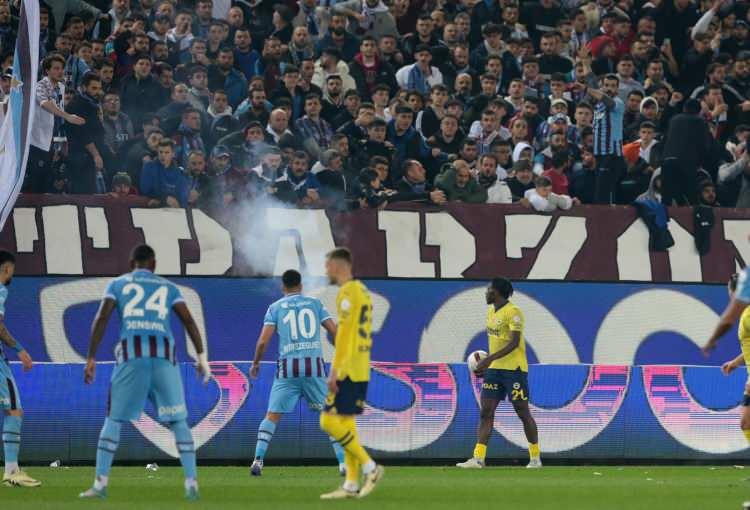 <p><strong>ALMAN BASINI</strong></p>

<p><strong>Kicker:</strong> Türkiye'de skandal: Trabzonspor taraftarları sahaya hücum edip, Fenerbahçe oyuncularına saldırdı.</p>
