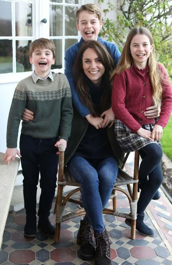 <p>Galler Prensesi Kate Middleton hakkında, çocukları ile paylaştığı montajlanmış fotoğraf sonrası çok sayıda komplo teorisi ortaya atılmıştı.</p>