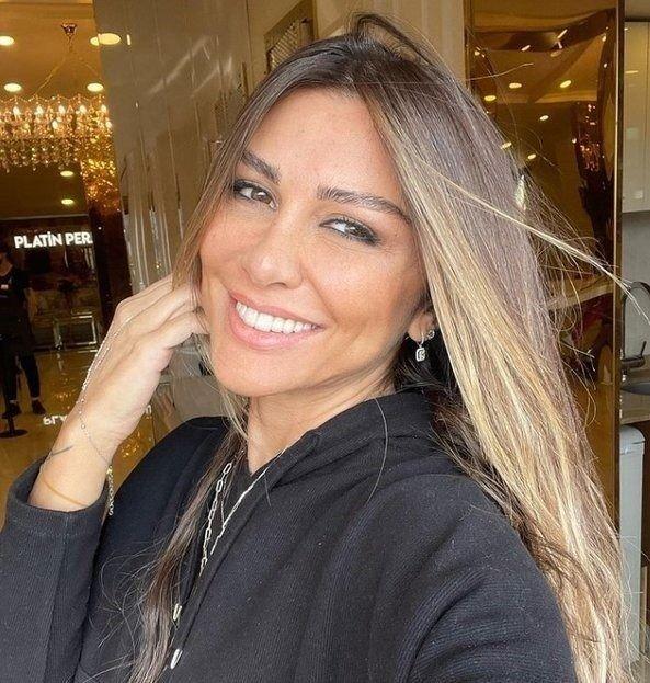 <p>Görgüzel, yüzünü ve boynunu gerdirdi, göz kapaklarını aldırdı.</p>
<p></p>
