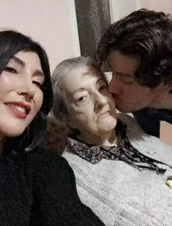 <p>12 yıl önce babasını kaybeden Hande Yener, Instagram hesabından yaptığı paylaşımda uzun yıllardır sağlık sorunlarıyla mücadele eden annesinin ölüm haberini vererek; </p>
