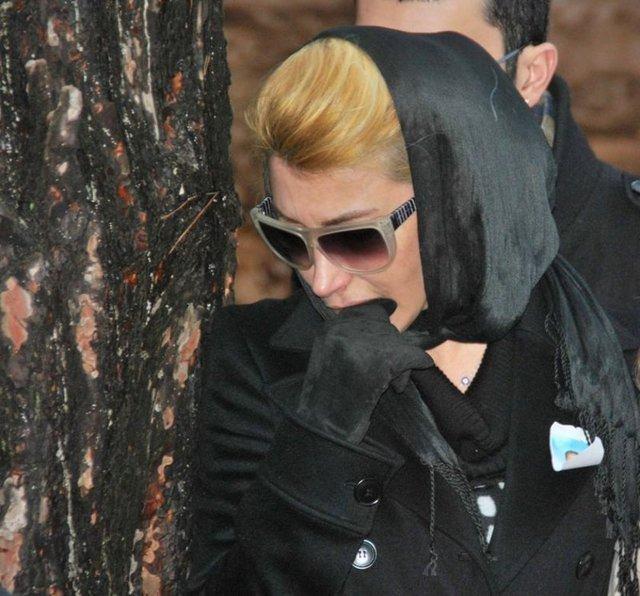 <p>Hande Yener'in annesi 2015 yılında beyin kanaması geçirmişti. O dönem annesinin durumu hakkında konuşan şarkıcı,</p>