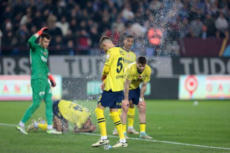 <p>Süper Lig'de şampiyonluk yarışı veren Fenerbahçe, deplasmanda Trabzonspor'u 3-2 yendi. </p>
