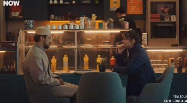 <p>Sahnede Cüneyd ile Mina bir kafede karşılaşıyor ve Mina,<strong><em> "Bir şey ısmarlayım, çay, kahve?"</em></strong> diye soruyor.</p>
