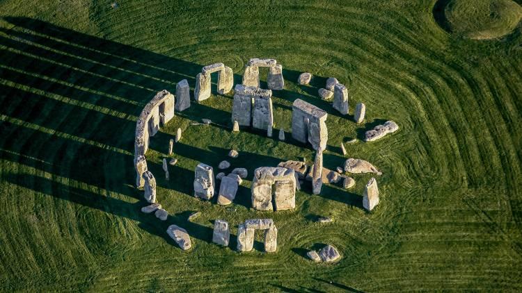 <p><span style="color:#B22222"><strong>20)  STONEHENGE  YAPISI</strong></span></p>

<p> </p>

<p>1986 yılında UNESCO Dünya Mirası listesine dahil edilen, İngiltere'nin Wiltshire kenti Salisbury Düzlüğü'nde bulunan Stonhenge, her biri yaklaşık 4,1 metre  yüksekliğinde, 2,1 m genişliğinde ve yaklaşık 25 ton ağırlığında dikili taşlardan oluşan bir çemberden meydana geliyor. </p>

