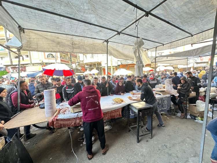 <p><strong></strong>Her bir hamur kızardıktan sonra önceden hazırlanan ve soğutulan şerbetin içine atılarak tatlandırılır.</p>