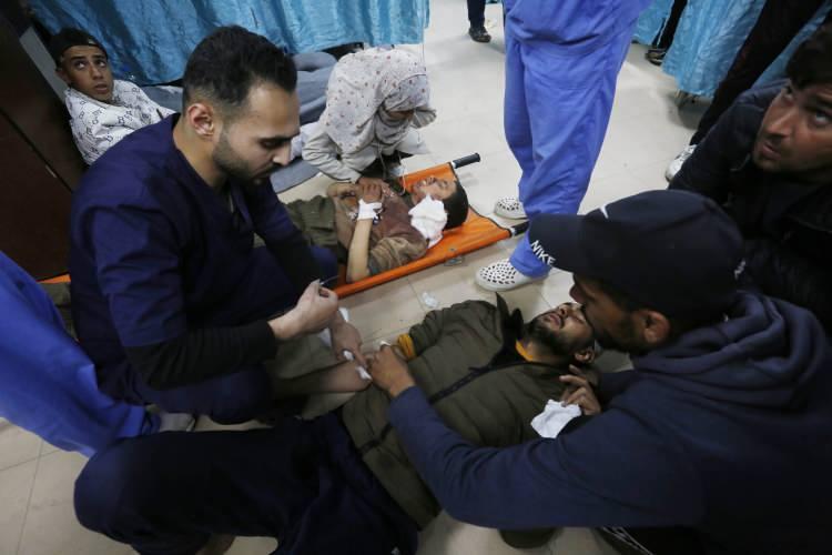 <p>Gazze'de sağlık bakımı verilemediği için 60 bin hamile kadının, ilaç eksikliği nedeniyle de kronik hastalığı bulunan 350 bin kişinin hayati tehlikesinin olduğu belirtildi.</p>
<p> </p>