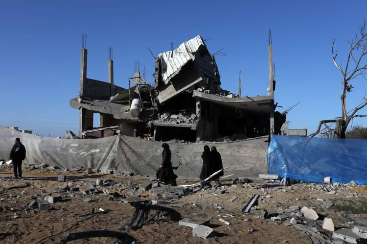 <p>İsrail'in Gazze'deki saldırılarında 70 bin konutun tamamen yıkıldığı, toplamda ise 290 bin konutun zarar görerek oturulamaz durumda olduğu bilgisi paylaşıldı.</p>
<p> </p>