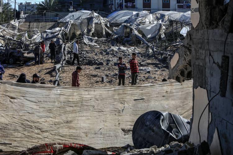 <p>İsrail ordusunun, 168 hükümet tesisi ile 100 okul ve üniversiteyi yerle bir ettiği, 305 okul ve üniversitenin ise kısmen zarar gördüğü kaydedildi.</p>
<p> </p>