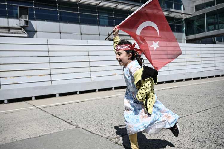 <p>AK Parti dün düzenlenen 'Büyük Ankara Mitingi'nin ardından bugün İstanbul'da 'Yeniden Büyük İstanbul Mitingi' için start verdi. </p>
