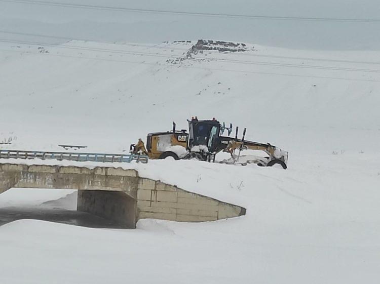 <p>Bitlis'te bir hafta boyunca etkili olan kar kent merkezinde 64 santimetre, yüksek kesimlerde 1 metreyi buldu.</p>
