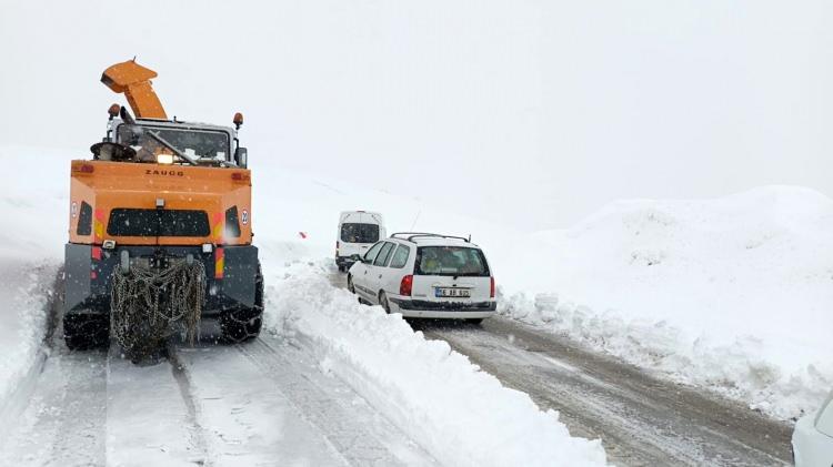 <p>Rize, Trabzon ve Artvin'in y&uuml;ksek kesimli yaylaları beyaza b&uuml;r&uuml;nd&uuml;.</p>
