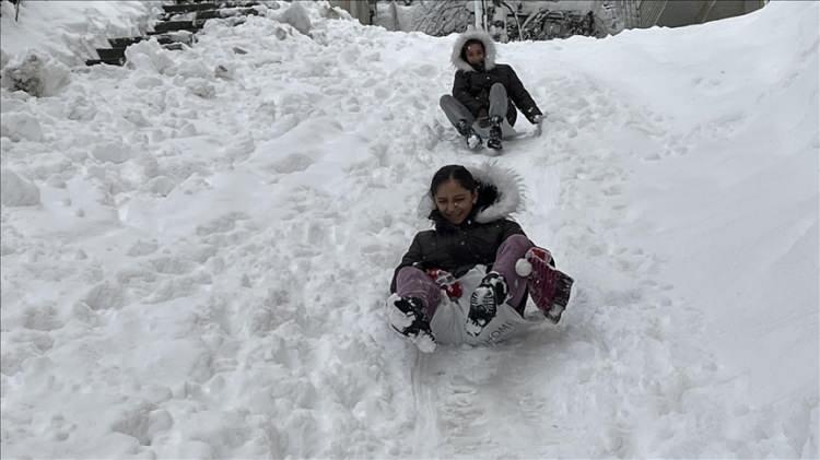 <p>Bitlis'te olumsuz hava koşulları nedeniyle il merkezi ve bağlı k&ouml;ylerde eğitime ara verildi.</p>

<p>&nbsp;</p>

<p>Valilikten yapılan a&ccedil;ıklamada, kentte olumsuz hava koşulları ve karın etkili olduğu belirtildi.</p>

<p>&nbsp;</p>

<p>A&ccedil;ıklamada, il merkezi ile bağlı k&ouml;ylerdeki resmi ve &ouml;zel eğitim kurumlarında bug&uuml;n eğitime ara verildiği duyuruldu.</p>
