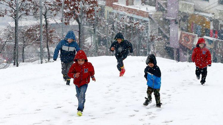 <p>Hakkari, Şırnak, Van, Bitlis, Bingöl ve Sivas'ta etkili olan olumsuz hava koşulları nedeniyle eğitime 1 gün ara verildi.</p>
