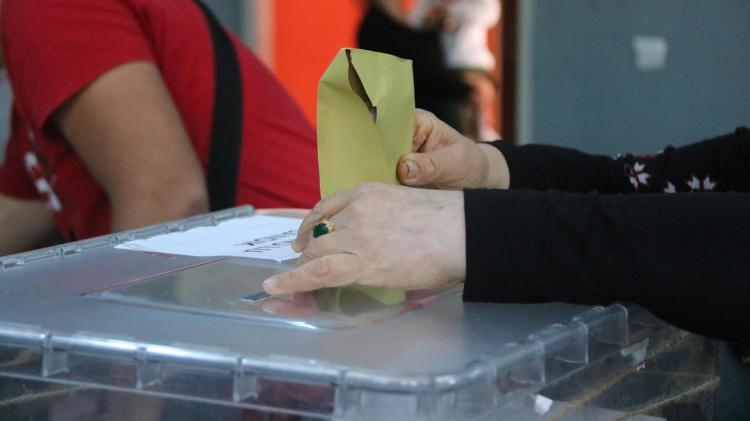 <p>İstanbul’da İBB seçimleri kadar bazı ilçelerdeki yerel seçim sonuçları da bir hayli heyecanla bekleniyor. </p>

<p> </p>
