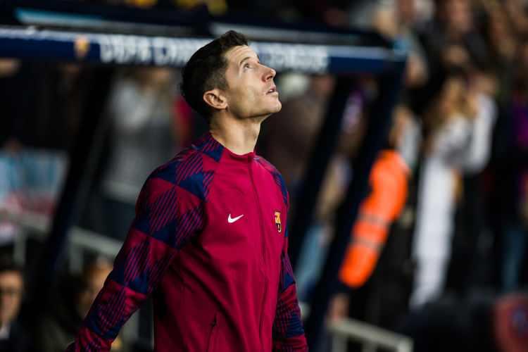 <p>Lewandowski'nin sözleşmesinde 2024-2025 sezonunda çıkacağı maç sayısına göre bir yıllık uzatma opsiyonu da yer alıyor.</p>