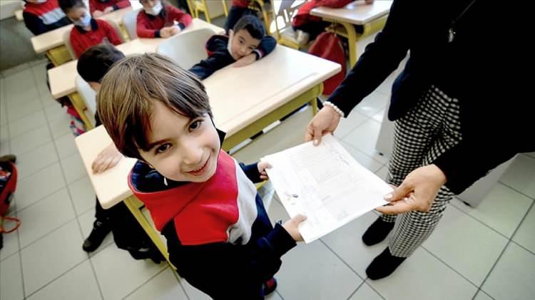 <p>Bakanlığın yeni düzenlemesiyle, öğrenciler karnelerinde, ders notlarıyla birlikte sosyal etkinlik durumlarını da görebilecekler.</p>

<p>Böylece öğrencilerin akademik başarısının yanında sosyal başarılarının da görünür hale gelmesi ve karnelerde sadece ders notlarıyla değil, yaptığı sosyal faaliyetleriyle de ön plana çıkabilmesi hedefleniyor.</p>
