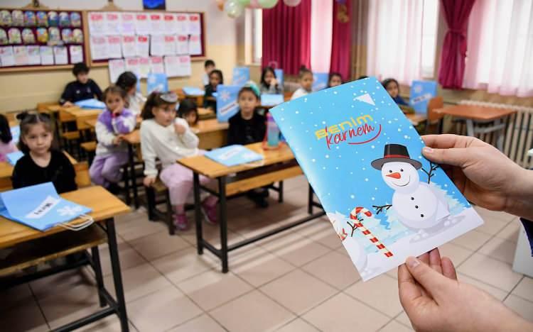 <p>Uygulamayla ayrıca öğrencilerin eğitim öğretim yılı boyunca okulda, okullar arasında, ilçede, ilde, bölgede, ulusal veya uluslararası düzeyde katıldıkları yarışmalar, etkinlikler, tasarladıkları ürünler, e-Okul sistemi içerisinde ayrıntılı döküm halinde yer alacak.</p>
<p>Böylece öğrencilerinin öğrenim hayatları boyunca yaptıkları tüm sosyal etkinlikler e-Okul'daki resmi kayıtlardan takip edilebilecek.</p>