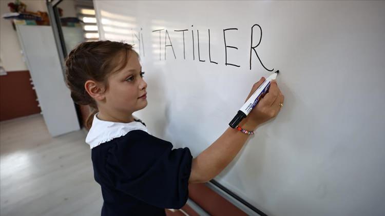 <p>SOSYAL ETKİNLİKLER NELER OLACAK</p>
<p>Öğrencilerin gerçekleştirdiği sosyal etkinliklerin e-Okul sistemine işlenmesi için 3 ayrı kategori belirlendi.</p>
<p>Buna göre, öğrencilerin sosyal etkinlik belgelerine "okul etkinlikleri", "merkezi etkinlikler" ve "okul dışı bireysel etkinlikler" şeklinde veri girişi yapılacak.</p>
