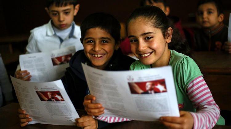 <p>Okul etkinlikleri, en az bir danışman öğretmen rehberliğinde oluşturulan öğrenci kulüplerindeki faaliyetlerden oluşacak. Bu etkinlikler, öğrenci kulüplerince önceden planlanmış sosyal etkinlikler ve toplum hizmeti çalışmalarını kapsayacak.</p>
<p>Merkezi etkinlikler ise MEB merkez ve taşra teşkilatınca düzenlenen bir projeye ya da diğer kurum ve kuruluşlarla imzalanan bir işbirliği protokolüne, izne bağlı yapılması istenen etkinliklerden oluşacak.</p>