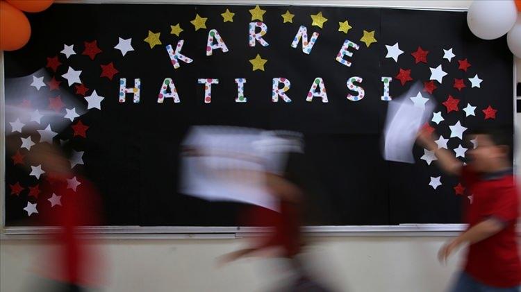 <div>OKUL DIŞI BİREYSEL ETKİNLİKLER DE KAYIT ALINIYOR</div>
<div> </div>
<div>Öğrencilerin, MEB tarafından uygun görülen ve belirlenen kurum ve kuruluşlarda, velisinin bilgisi dahilinde, kendi ilgi, istek ve yetenekleri doğrultusunda okul dışındaki merkezi veya mülki idare tarafından onaylanmış etkinlikleri de e-Okul modülüne işlenecek.</div>