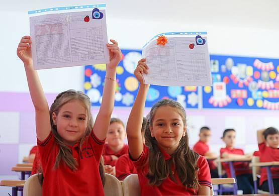 <p>MEB, uygulamanın daha sağlıklı yapılabilmesi için bir kılavuz da yayınladı. Kılavuzda sosyal etkinlik alanları ve kategorileriyle sosyal etkinlik türlerine ayrıntılı olarak yer veriliyor.</p>