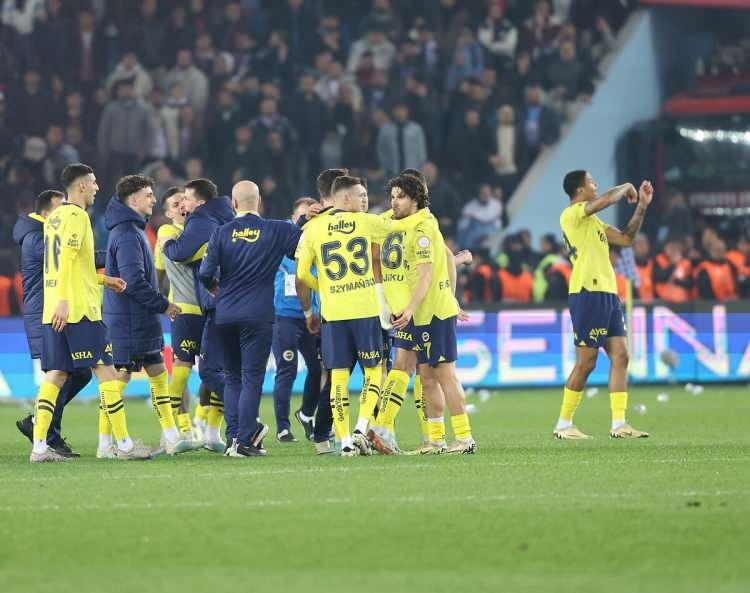<p>Olaylı Trabzonspor - Fenerbahçe maçında, sarı-lacivertli futbolcu Jayden Oosterwolde'nin galibiyet kutlaması sırasında tribünlere yaptığı çirkin hareket ortaya çıktı.</p>

