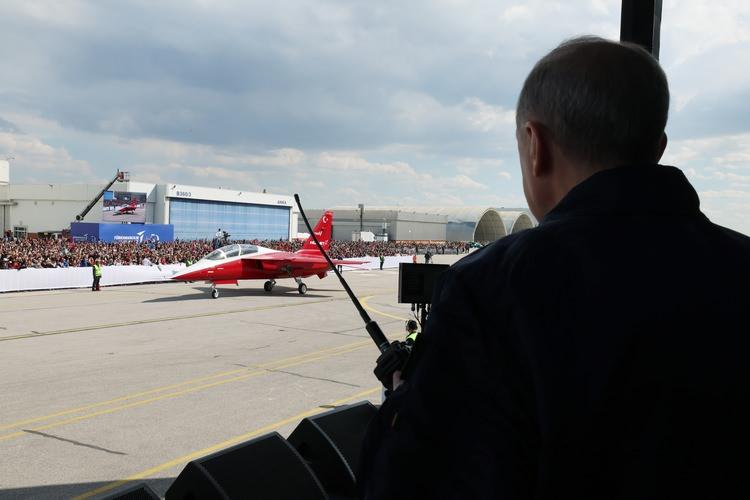 <p>İşte T&uuml;rkiye'nin iftihar vesilelerinden H&uuml;rjet inşallah bu yıl sonundan itibaren Kayseri'de &uuml;retiliyor. Kayseri'de 10 sanayici bir araya geliyor KİM'i kuruyor, y&uuml;ksek katma değer &uuml;retiyor. Kayseri'nin heyecanını, inancını bizler asla yalnız bırakmayacağız.</p>

<p>&nbsp;</p>
