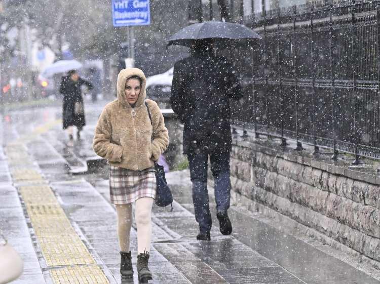 <p>B&uuml;y&uuml;kşehir ve il&ccedil;e belediyelerine bağlı ekipler, kar yağışının ulaşımı olumsuz etkilememesi i&ccedil;in ana g&uuml;zergahlar, ara sokaklar ve kırsal b&ouml;lgelerde tuzlama &ccedil;alışması yaptı.</p>

<p>&nbsp;</p>
