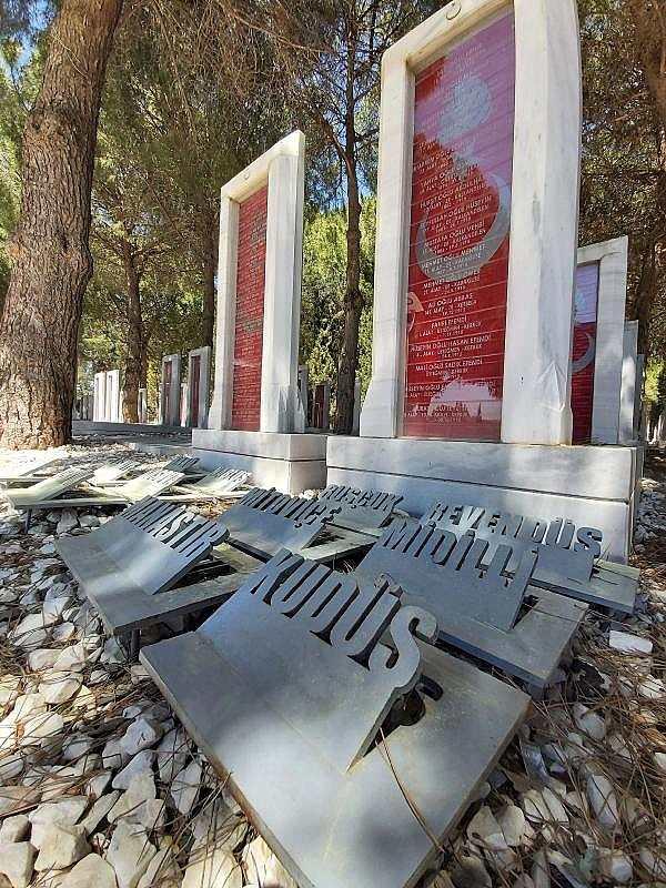 <p>"Osmanlı uzun bir süre İslam ümmetine liderlik, halifelik etti. O çerçevede İslam ümmeti bir arada kaldı. Bugün de Çanakkale'de, Osmanlı'nın üzerine gelen düşman kuvvetlerinin yenildiği bu yerde, Osmanlı'nın ve ümmetin korumasına dikkat çekmek için buradayız. Aynı şey bugün Gazze'de, düşman birleşti. İnşallah yine ümmet birleşerek bu zulmün ve zorluğun altından kalkacaktır."</p>
