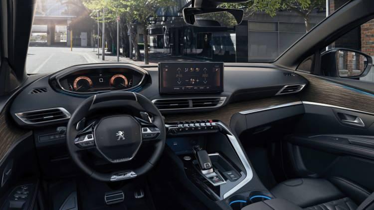 <p>PEUGEOT 408 ve E-3008 ile başlayan yenilikçi yaklaşımı devam ettiren yeni E-5008, modern tasarım ile aerodinamik performansı iyileştiren özel jantlarla donatılıyor. Geometrik teknik tasarımıyla dikkat çeken 19 ve 20 inçlik jantların ortasında yeni PEUGEOT logosu yer alıyor.</p>
<p> </p>