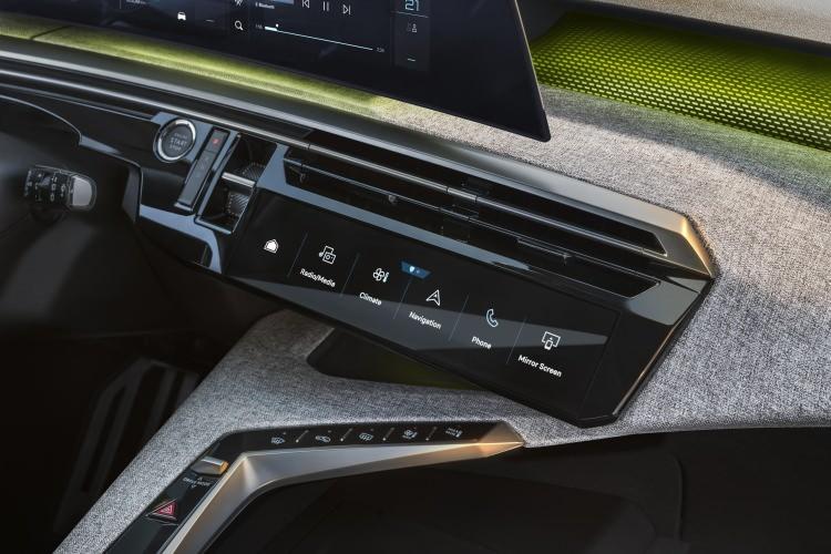 <p>Yeni E-5008 ileri teknolojili estetik tasarımıyla yeni bir yaklaşım sergiliyor. Ultra kompakt farlar, radyatör ızgarasının üzerinde yer alan ve ön kısmın tamamını saran ince, zarif bir şeride yerleştiriliyor.</p>
<p> </p>