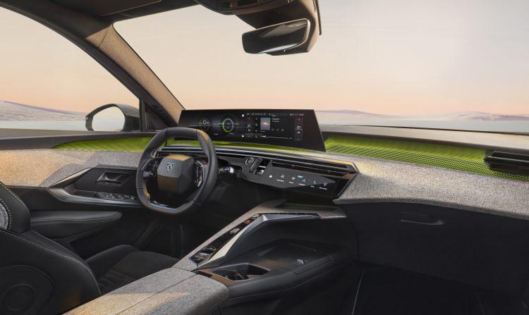 <p>PEUGEOT ekipleri, i-Cockpit®’in üç temel unsurundan ikisini; yükseltilmiş gösterge ekranı ile büyük merkezi dokunmatik ekranı birleştirdi. Bunlar artık ön konsolun solundan orta konsola kadar uzanan, 21 inçlik yüksek çözünürlüklü tek bir panelden oluşan, kavisli bir panoramik ekranda entegre ediliyor. Panoramik ekran, ön konsolun üzerinde havada süzülüyor. Süzülme etkisi, ekranın altında bulunan LED ambiyans aydınlatmasıyla da vurgulanıyor.</p>
<p> </p>