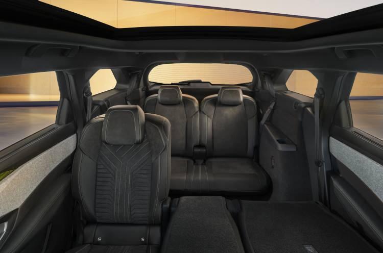 <p>İç mekânda ise büyüleyici PEUGEOT Panoramik i-Cockpit®, havada süzülen 21 inçlik ekrana ek olarak, kabinin çekiciliğini ve teknolojik karakterini 8 farklı renkle yansıtabilen LED ambiyans aydınlatmasıyla daha da güçleniyor.</p>
